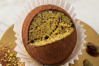 ドバイチョコ餅クッキーが紙カップに盛られている様子