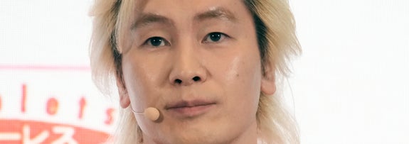 カズレーザーさん（時事通信フォト）