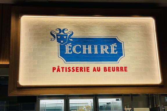 エシレ「PÂTISSERIE AU BEURRE」店の看板。羊のアイコンと共に、エシレバターを使用した洋菓子店を示しています。